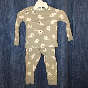 EUC spooky ghost Halloween print toddler cuffed pajamas in grey, white